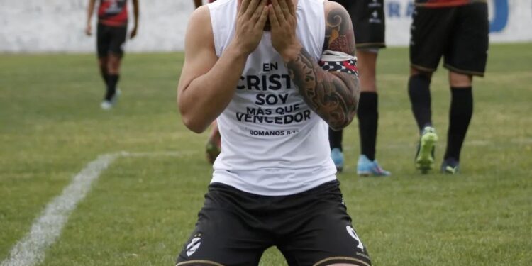 Tras una dura lesión volvió a las canchas un importante jugador de Claypole