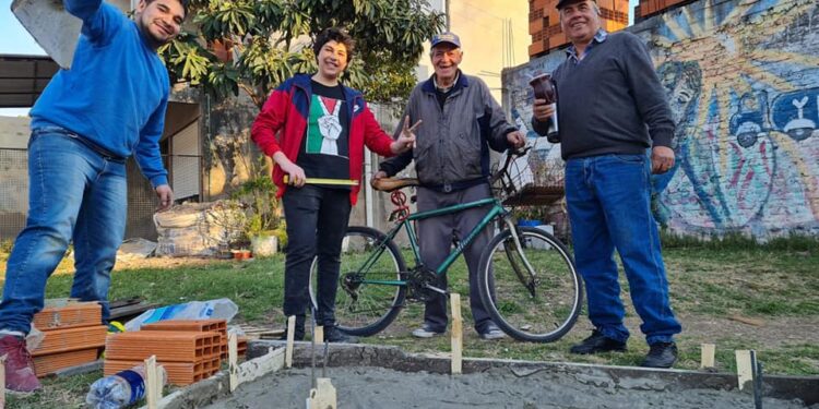 Vecinos de Mármol construyen el primer monumento a los veteranos de Malvinas
