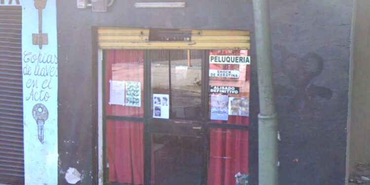 Mataron a una mujer e hirieron a su hijo en una peluquería de Lomas