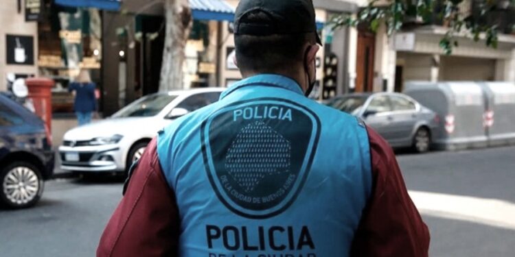 Detienen a un policía de la Ciudad acusado de matar a golpes a un hombre en Lanús