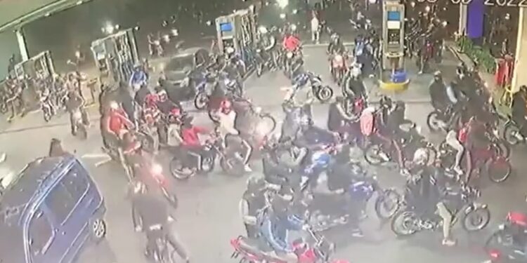 «Motopirañas»: 50 motociclistas robaron nafta de una estación de servicio de Bernal