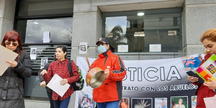 Marcharon otra vez para pedir la quita de matrícula de los médicos del sanatorio Modelo Burzaco