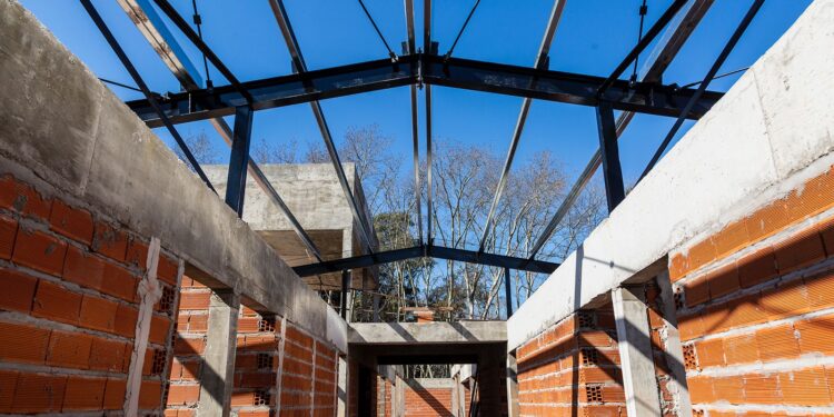 Obra histórica: instalan el techo del edificio de la universidad