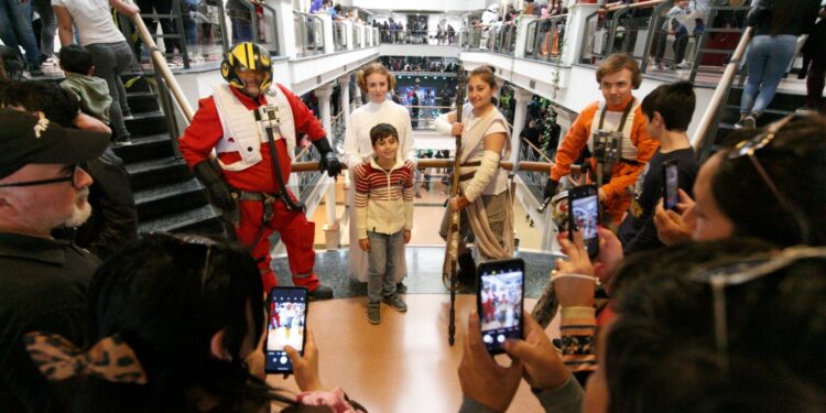 La fuerza es poderosa en Brown: donaron 4103 litros de leche en el desembarco de Star Wars