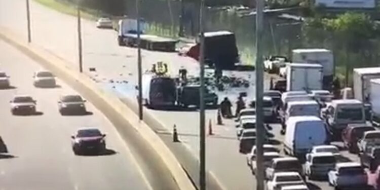 Volcó un camión con cerveza en Bernal y está cortada la autopista a La Plata