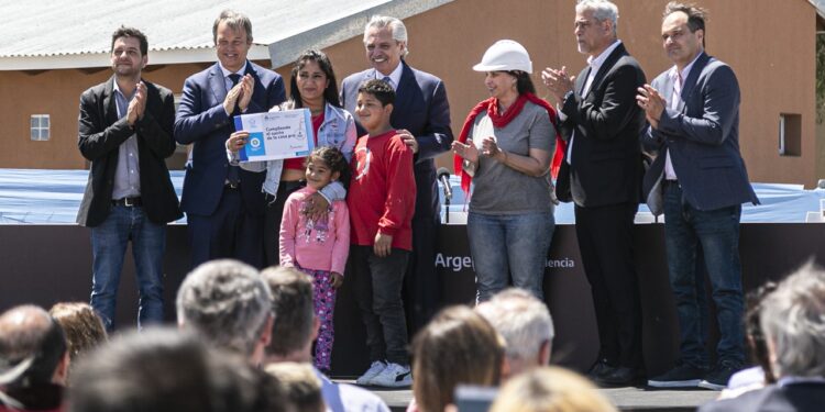 Barrio Lindo: Alberto entregó 140 viviendas que Macri dejó sin terminar
