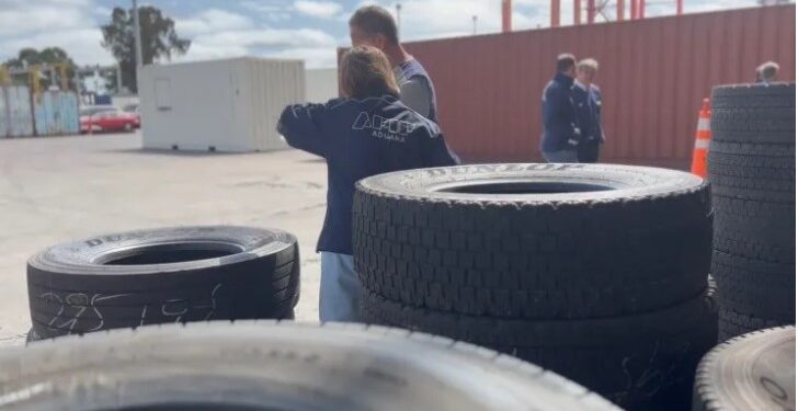 Frenaron en Dock Sud el ingreso de neumáticos usados provenientes de Europa