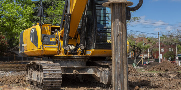 Paso bajo nivel de Calzada: finalizaron la obra hidráulica y ya colocan los pilotes