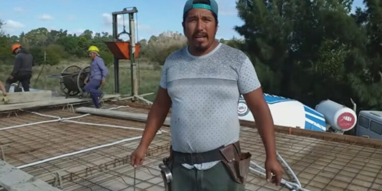 El albañil de Longchamps que es viral enseñando a construir