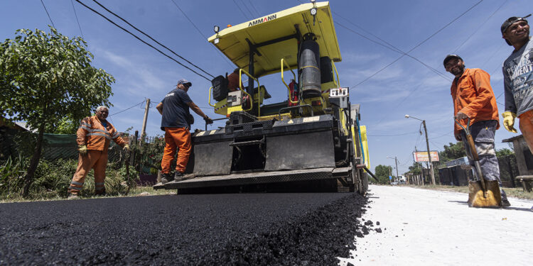 Pavimentan 110 cuadras de la zona oeste de Longchamps y Glew