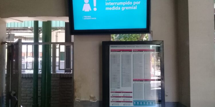 Colectivos a tope y malhumor: las consecuencias del paro de trenes