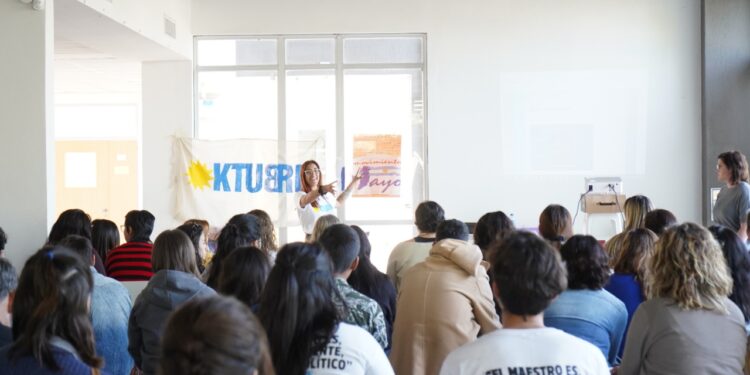 El ISDF 41 de Adrogué es el primero de la Provincia en formar replicadores de la Ley Micaela