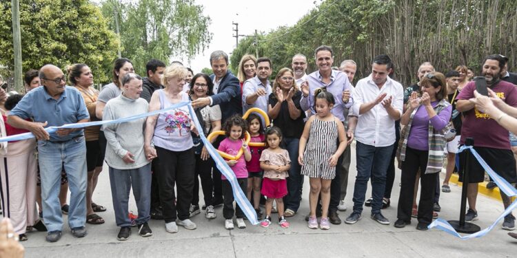 Inauguraron una obra de pavimento en Longchamps