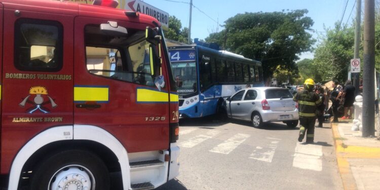 Dos Heridos Tras Un Choque Entre Un Auto Y Un Colectivo En Burzaco