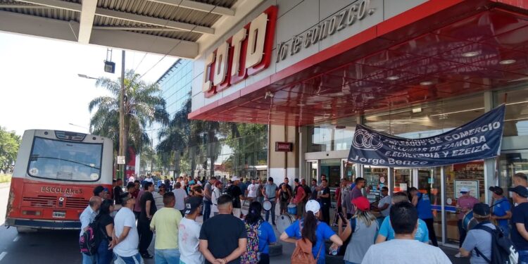 Denuncian despidos en Coto de Temperley y decretan un paro total