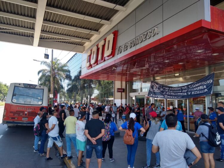 Denuncian despidos en Coto de Temperley y decretan un paro total
