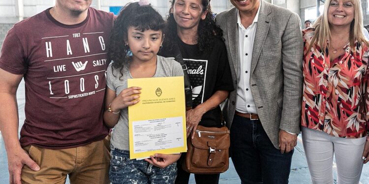 Más 350 familias de Glew, Don Orione y Burzaco recibieron la escritura de su casa