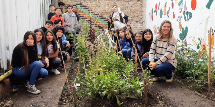 Una escuela de Burzaco convirtió un espacio abandonado en una huerta