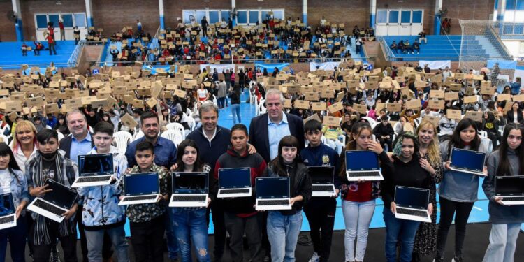 Entregaron más de 1.000 notebooks a alumnos de Almirante Brown