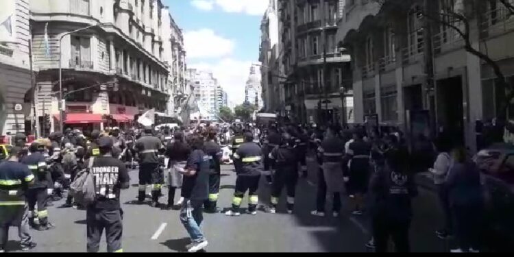 Los trabajadores de Megaflex marcharon al Ministerio de Trabajo por los 16 despedidos