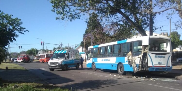 Chocaron dos micros en Burzaco y hay tres heridos
