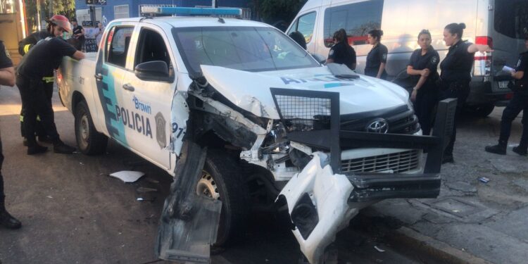 Burzaco: chocaron un patrullero y una camioneta y hay tres policías heridos