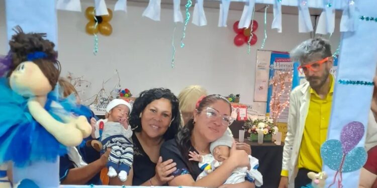 Mujeres de una cooperativa tejieron mantas para los bebés prematuros del Hospital Oñativia