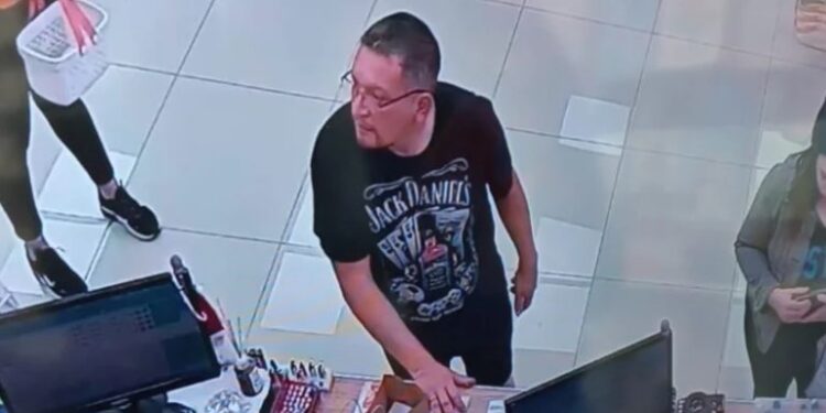 La que faltaba: forzó las cerraduras del casillero y robó dos mochilas de un local de Solano