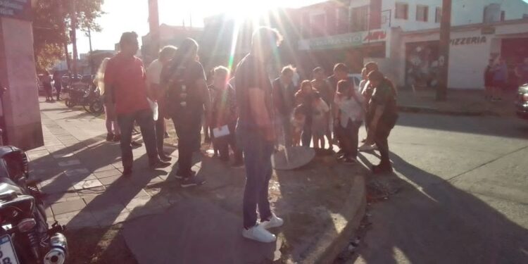 Los bomberos rescataron a un vecino de Glew que cayó a un pozo de tres metros