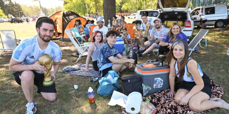 Acampan en Ezeiza a la espera de la llegada de los campeones del mundo