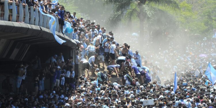 Una multitud feliz desbordó las calles para abrazar a la Selección