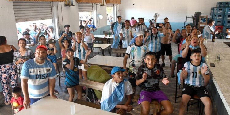 Conmovedora vuelta olímpica en Villa Fiorito, el barrio que vio nacer a Maradona