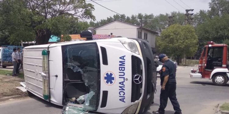 Longchamps: choque y vuelco entre una ambulancia y una camioneta