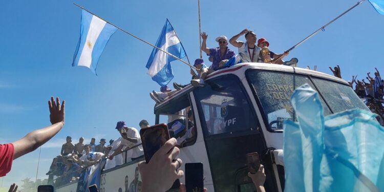 A metros de los campeones del mundo en un día histórico