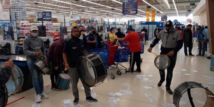 Marcharon a un supermercado de Burzaco para pedir alimentos