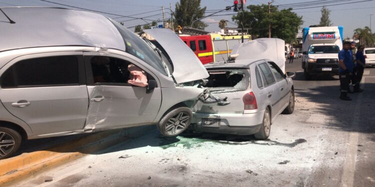 Cuatro heridos por un impresionante choque entre tres autos en Adrogué