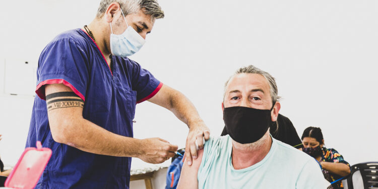 Arrancó la vacunación contra el COVID en tres CAPS del municipio