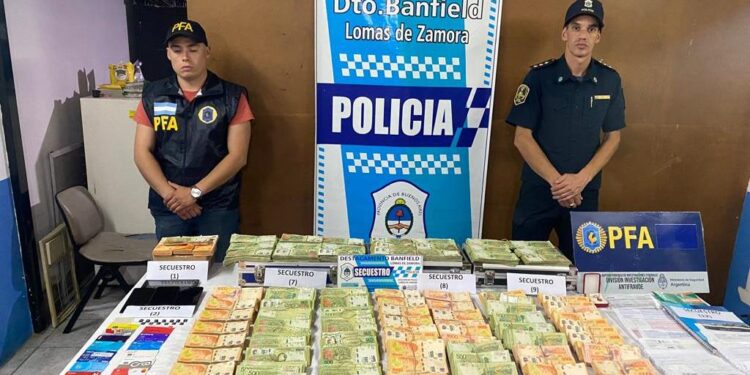 Detienen en Lomas a una pareja acusada de estafas: tenían $ 7 millones debajo de la cama
