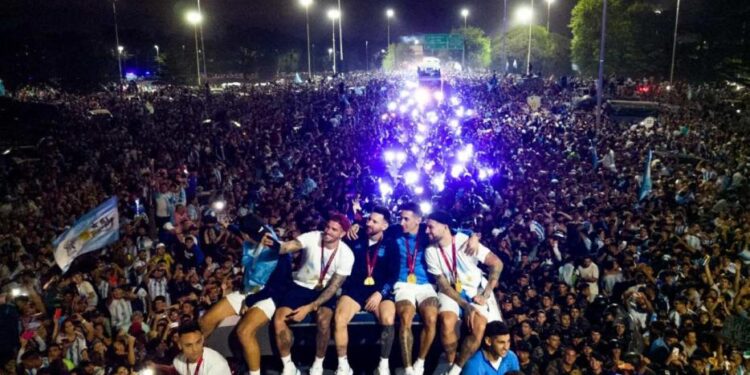 Miles de hinchas aguardan en Obelisco y predio de la AFA la partida de la caravana de la Selección