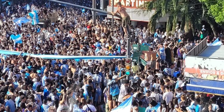 Brown salió a la calle a gritar «Argentina campeón»