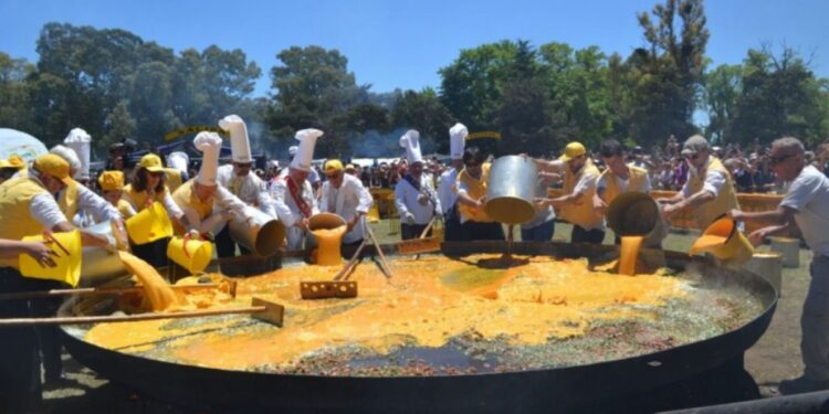 Con 20 mil huevos, cocinarán hoy una omelette gigante en Pigüé