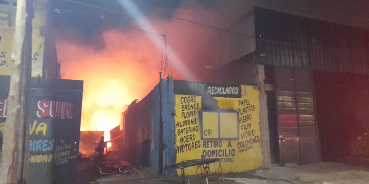 Lomas: 35 bomberos trabajaron en un terrible incendio de dos depósitos