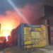 Lomas: 35 bomberos trabajaron en un terrible incendio de dos depósitos