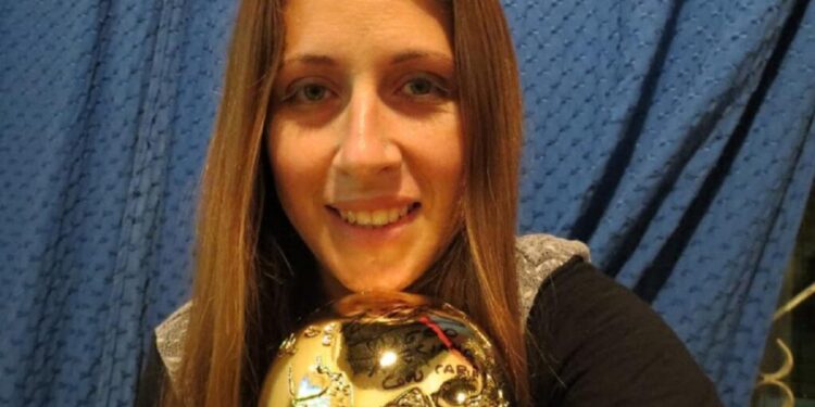 Una vecina de Lomas creó la replica de la Copa del Mundo que alzó Messi