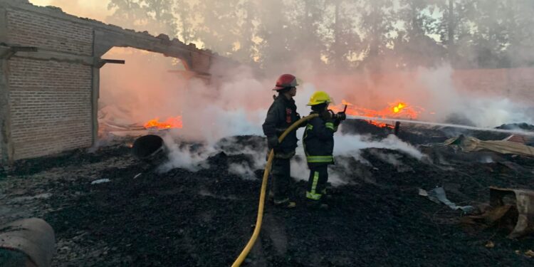 Impresionante incendio de una maderera en San Vicente