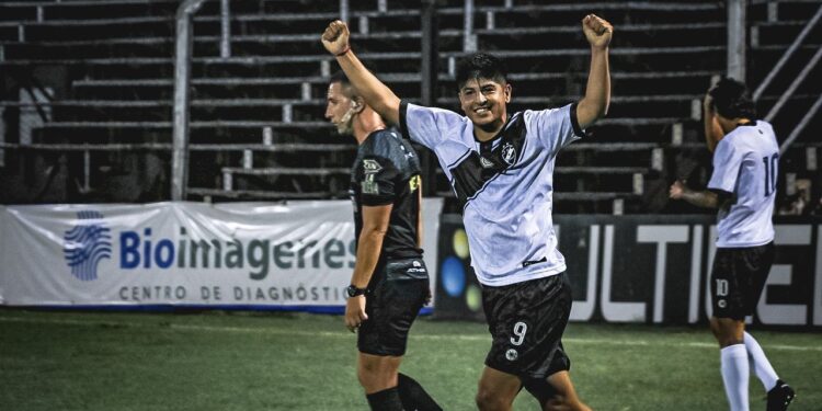 Sanma dio el batacazo en Rosario y Claypole goleó en el arranque del torneo