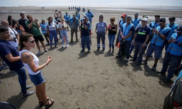 Voluntarios y funcionarios limpiaron las playas de Quilmes