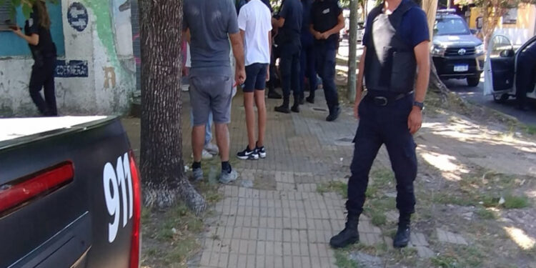 Lomas: intentó ahorcarse colgándose de un árbol y lo salvó la policía