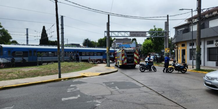José Mármol: un tren arrolló a un auto que cruzó con la barrera baja