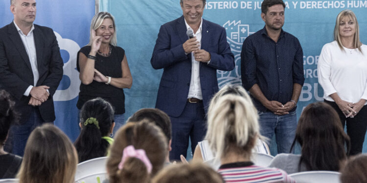 Familias de Don Orione firmaron la escritura de su vivienda